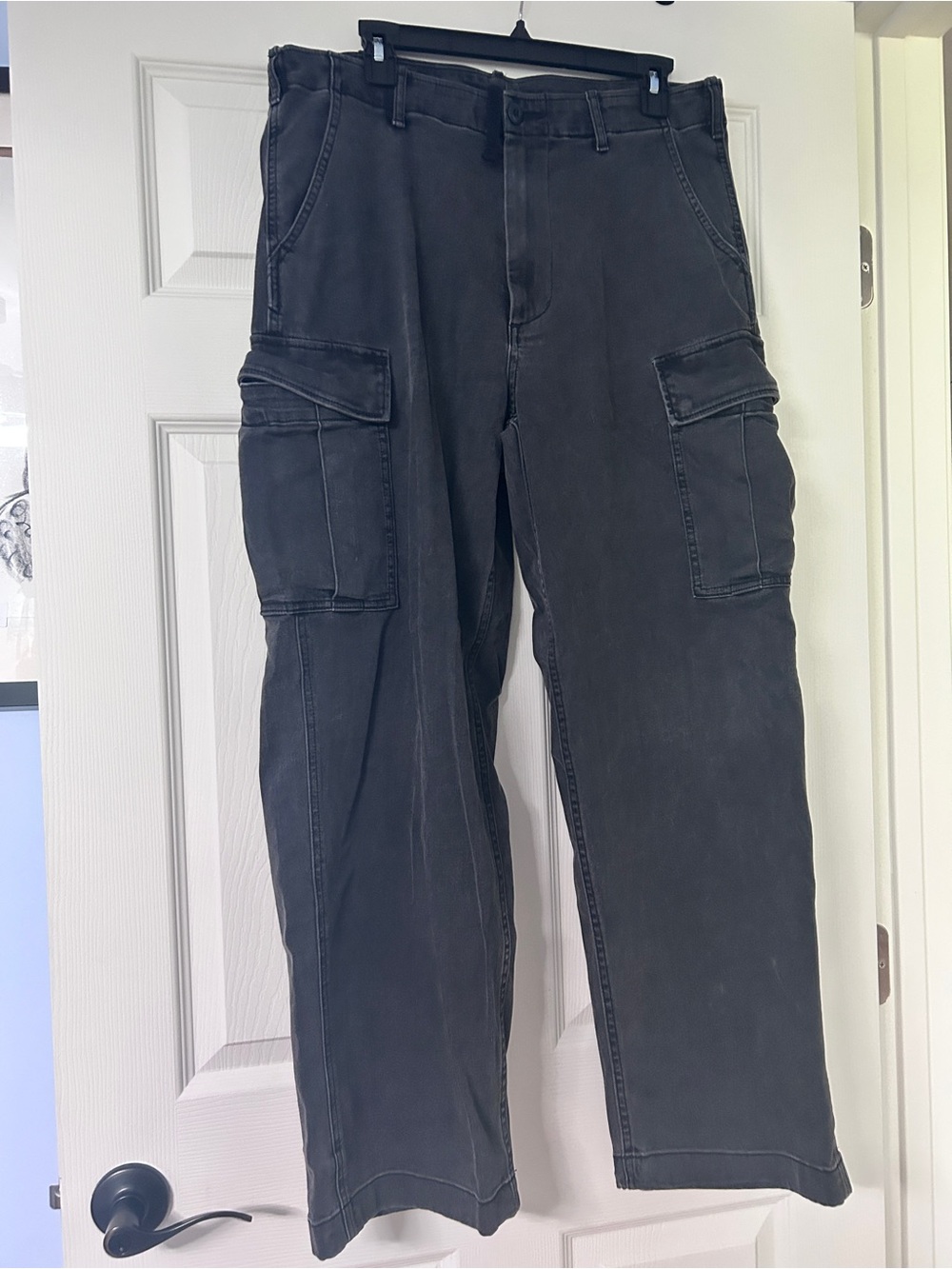 Uniqlo Men's Black Cargo Pants with Multi-Pocket Utility Design
